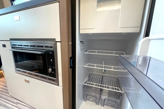 malibu-diversity-skyview-600-db-k-interior-oven-fridge.jpg