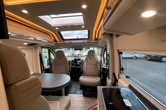 malibu-diversity-skyview-600-db-k-interior-front-cab.jpg