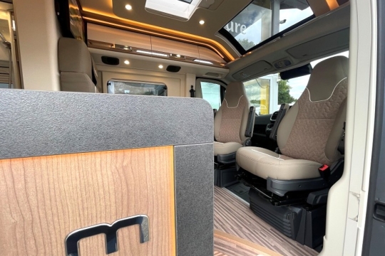 malibu-diversity-skyview-600-db-k-interior-looking-to-cab.jpg