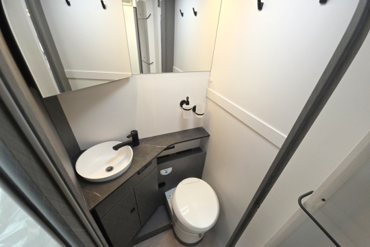 Etrusco-T7400-SBC-Interior-Bathroom.jpg