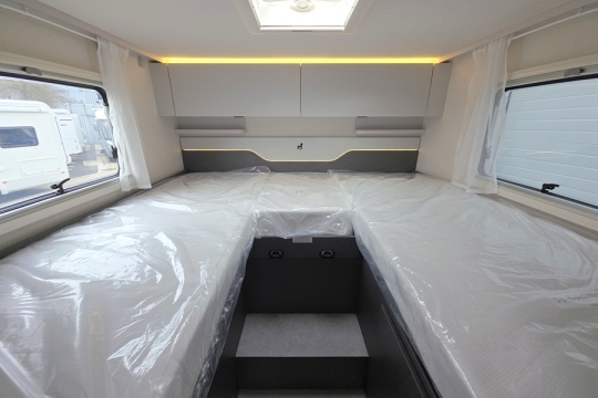 Etrusco-T7400-SBC-Interior-Bed.jpg