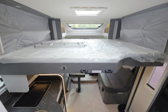 Etrusco-T7400-SBC-Interior-Drop-Down-Bed.jpg