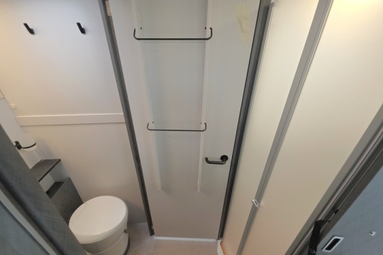 Etrusco-T7400-SBC-Interior-Full-Bathroom.jpg