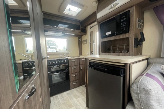 auto-sleepers-broadway-ek-tb-lp-interior-rear-kitchen.jpg