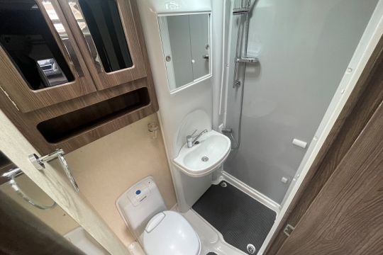 auto-sleepers-broadway-ek-tb-lp-interior-washroom.jpg