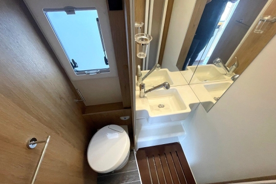 rollertteam-zefiro-690-interior-washroom-2.jpg