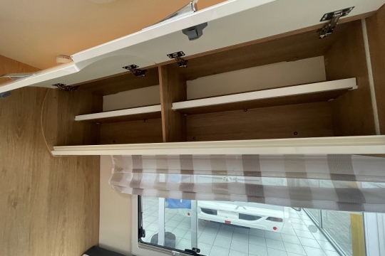 rollertteam-zefiro-690-interior-storage.jpg