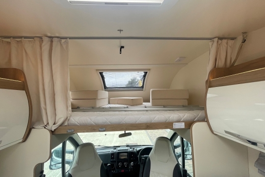rollertteam-zefiro-690-interior-overcab-bed.jpg