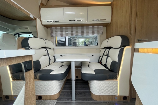 rollertteam-zefiro-690-interior-front-dinette.jpg