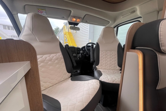 rollertteam-zefiro-690-interior-front-seats.jpg