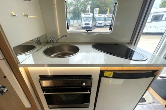 rollertteam-zefiro-690-interior-kitchen-2.jpg
