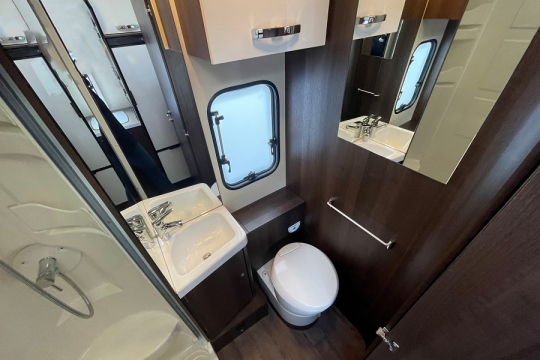 rollerteam-zefiro-690-interior-washroom.jpg