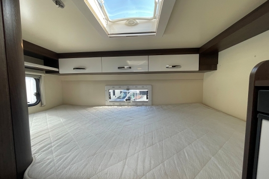 rollerteam-zefiro-690-interior-fixed-bed.jpg