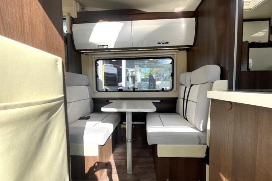 rollerteam-zefiro-690-interior-dinette.jpg