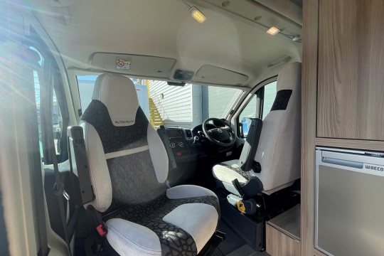 auto-cruise select-122-interior-front-seats.jpg
