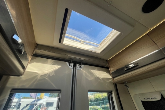 auto-cruise select-122-interior-rear-skylight.jpg