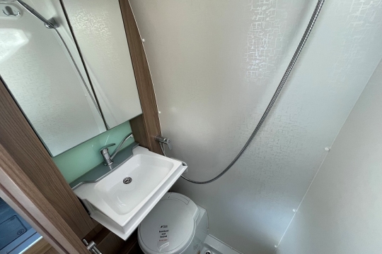 auto-cruise select-122-interior-washroom.jpg