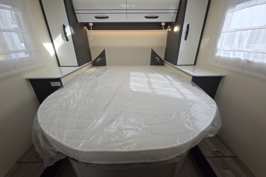McLouis-Fusion-379-Interior-Bed.jpg