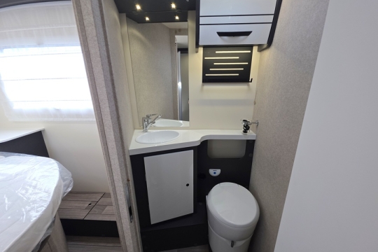 McLouis-Fusion-379-Interior-Bathroom.jpg