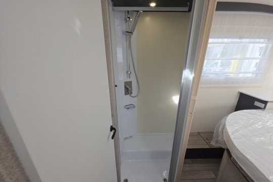 McLouis-Fusion-379-Interior-Shower.jpg