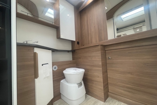 pilote-p696-interior-washroom.jpg
