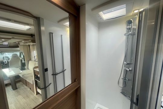 pilote-p696-interior-shower.jpg