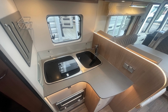 Burstner-lyseo-i690-interior-kitchen-top.jpg
