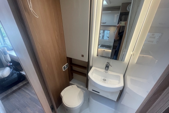Burstner-lyseo-i690-interior-washroom.jpg