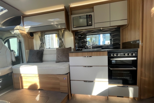 bailey-autograph-79-2f-interior-kitchen-lounge.jpg