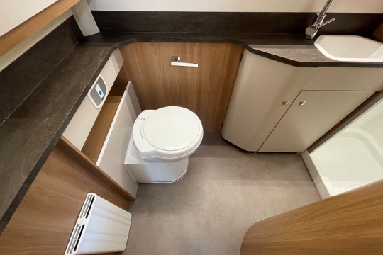 bailey-autograph-79-2f-interior-bathroom.jpg