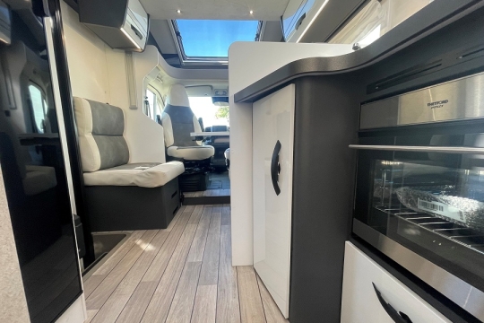 mclouis-fusion-373-2027-model-interior-oven-to-front.jpg