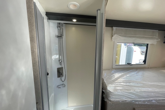 mclouis-fusion-373-2027-model-interior-shower.jpg