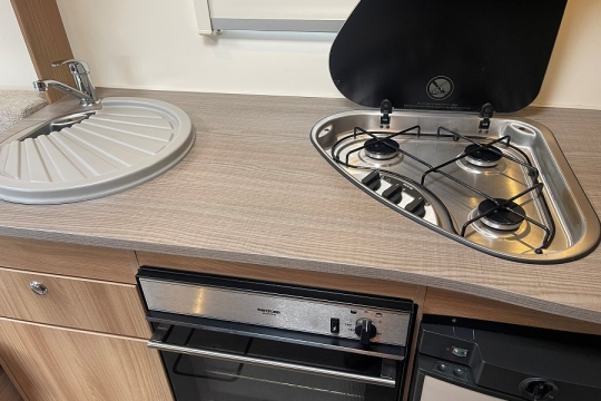 bailey-approach-advance-635-interior-kitchen-top.jpg