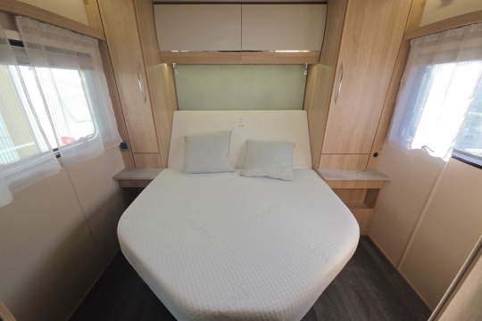 Auto-Trail-Imala-730-Interior-Bed.jpg