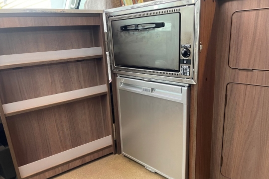 hillside-birchover-interior-oven-fridge.jpg