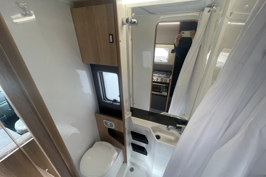 auto-trail-excel-690l-interior-washroom.jpg