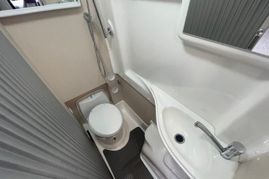 auto-sleepers-kingham-interior-washroom.jpg