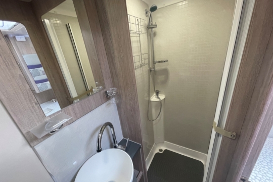 auto-sleepers-burford-duo-interior-shower.jpg