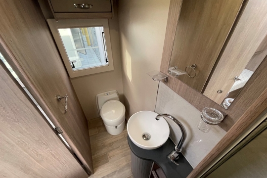 auto-sleepers-burford-duo-interior-washroom.jpg