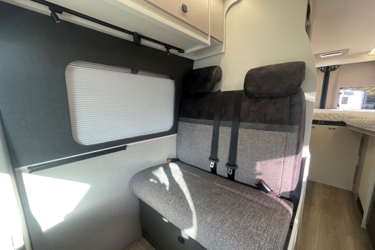ace-1200-slt-interior-dinnette-seating.jpg